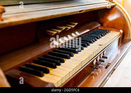 Ivanovo, Vojvodina, Serbien - 17. April 2016: Blick auf das veraltete alte hölzerne Orgelkeyboard in der römisch-katholischen Kirche in Ivanovo. Stockfoto