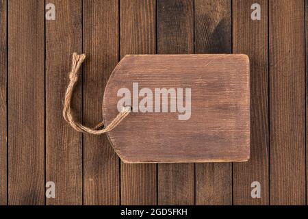Draufsicht auf braunem alten Holzschneidebrett Stockfoto