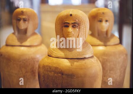 Nahaufnahme von drei kleinen, schönen ägyptischen authentischen antiken Statuen zusammen Stockfoto