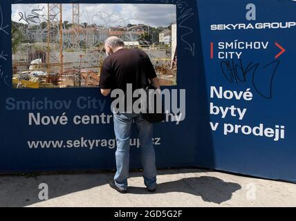 Prag, Tschechische Republik. August 2021. Baustelle des riesigen Entwicklungsprojekts der Sekyra Group Smichov City in Prag, Tschechische Republik, 11. August 2021. Quelle: Michal Kamaryt/CTK Photo/Alamy Live News Stockfoto