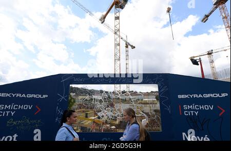 Prag, Tschechische Republik. August 2021. Baustelle des riesigen Entwicklungsprojekts der Sekyra Group Smichov City in Prag, Tschechische Republik, 11. August 2021. Quelle: Michal Kamaryt/CTK Photo/Alamy Live News Stockfoto