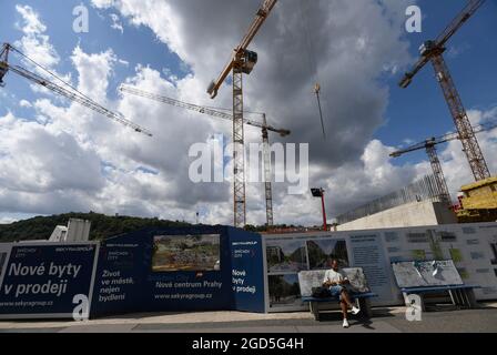 Prag, Tschechische Republik. August 2021. Baustelle des riesigen Entwicklungsprojekts der Sekyra Group Smichov City in Prag, Tschechische Republik, 11. August 2021. Quelle: Michal Kamaryt/CTK Photo/Alamy Live News Stockfoto