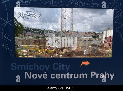 Prag, Tschechische Republik. August 2021. Baustelle des riesigen Entwicklungsprojekts der Sekyra Group Smichov City in Prag, Tschechische Republik, 11. August 2021. Quelle: Michal Kamaryt/CTK Photo/Alamy Live News Stockfoto