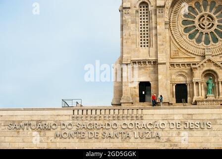 Viana do Castelo, Portugal - 30. Juli 2021: Der Tempel des Heiligen Herzens Jesu Berg der heiligen Lucy Text Schild in der Nähe des Heiligtums der Kirche Santa Luzia Stockfoto