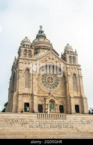 Viana do Castelo, Portugal - 30. Juli 2021: Vertikale Aufnahme der Kirche Santa Luzia mit einem Schild mit dem Namen des Ortes am Fuße der Kirche Stockfoto