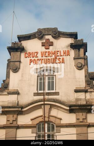 Viana do Castelo, Portugal - 30. Juli 2021: Portugiesisches Rotes Kreuz Text Altes Gebäude mit einem Schild der humanitären Organisation - Vertikal. Stockfoto