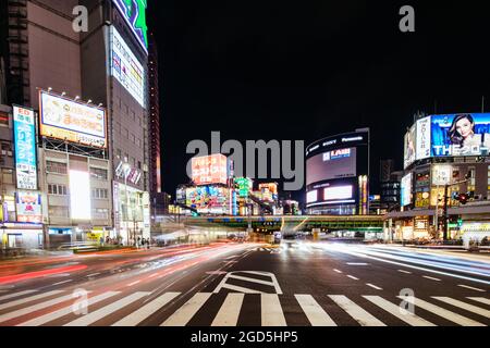 Shinjuku, Japan, 18 2019. Mai: Neonschilder beleuchten Tokyos geschäftiges Shinjuku-Viertel nachts Stockfoto