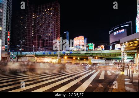 Shinjuku, Japan, 18 2019. Mai: Neonschilder beleuchten Tokyos geschäftiges Shinjuku-Viertel nachts Stockfoto