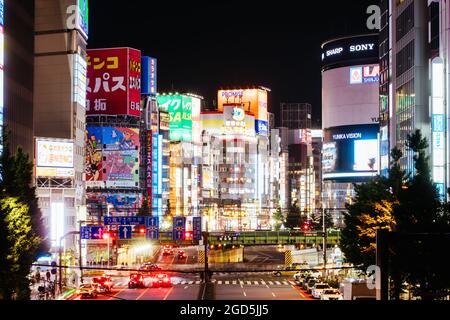Shinjuku, Japan, 18 2019. Mai: Neonschilder beleuchten Tokyos geschäftiges Shinjuku-Viertel nachts entlang der Yasukuni-dori Ave Stockfoto