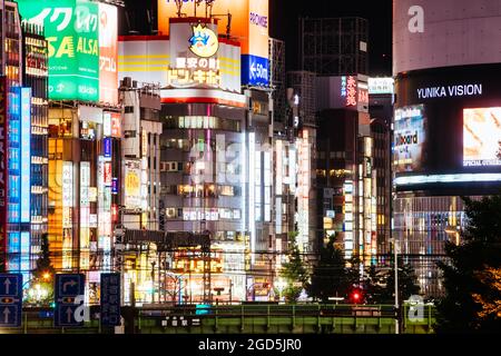 Shinjuku Tokio bei Nacht in Japan Stockfoto
