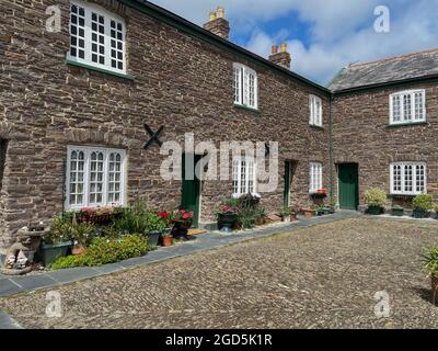 Reihe von traditionellen viktorianischen Reihenhäusern aus Granitstein am Salem Square in der Stadt Barnstaple in North Devon, England, Großbritannien Stockfoto