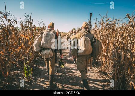 Nicht identifizierte Re-enactors gekleidet als sowjetische russische Soldaten geht entlang Waldstraße Stockfoto