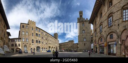 Volterra, Toskana, Italien. August 2020. Erstaunlicher großformatiger Panoramablick auf die piazza dei priori. Schöner Sommertag, Menschen auf dem Platz. Stockfoto