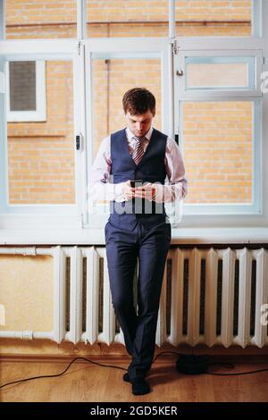 Schöner Kaukasischer Mann, Der Im Zimmer Wohnt Stockfoto