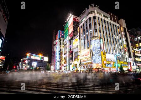Shinjuku, Japan, 18 2019. Mai: Neonschilder beleuchten Tokyos geschäftiges Shinjuku-Viertel nachts entlang der Yasukuni-dori Ave Stockfoto