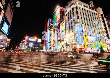 Shinjuku, Japan, 18 2019. Mai: Neonschilder beleuchten Tokyos geschäftiges Shinjuku-Viertel nachts entlang der Yasukuni-dori Ave Stockfoto