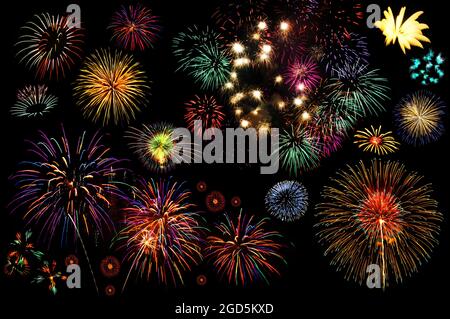 Buntes Feuerwerk in verschiedenen Farben über Nachthimmel Stockfoto