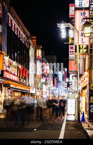 Shinjuku Tokio bei Nacht in Japan Stockfoto