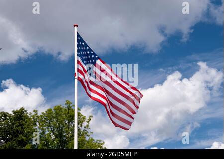 Flagge vor blauem Himmel Stockfoto