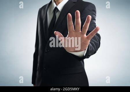 Hand-Stop von Geschäftsmann gezeigt. Stockfoto