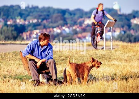Besucher von Hampstead Heath mit Hund und Fahrrad, Hampstead, London, Großbritannien Stockfoto