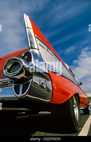 Classic American 1957 Chevrolet Bel Air Custom Auto mit Heckflosse geparkt auf der Show in Middlesbrough, Cleveland, England, Großbritannien Stockfoto