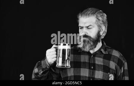 Verkostung Getränk für Pub. Versuchen Sie ein neues Bier. Brutal Hipster trinken Bier. Reifer Mann halten Bierglas. Becher mit Alkohol Getränk. Zuversichtlich Barkeeper Stockfoto