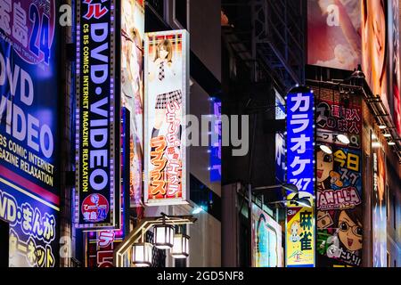 Shinjuku Tokio bei Nacht in Japan Stockfoto