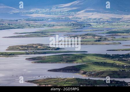 Die Trommeln von Clew Bay und die Pilger und Touristen von Croagh Patrick Stockfoto