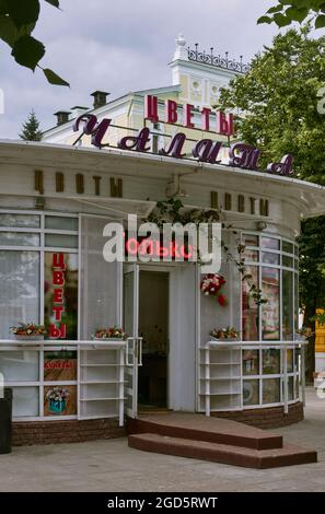 Russische Kiosk gibt es in allen Formen und Größen und verkaufen alles von Kaffee bis Rosen. Stockfoto