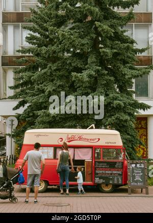 Russische Kiosk gibt es in allen Formen und Größen und verkaufen alles von Kaffee bis Rosen. Stockfoto