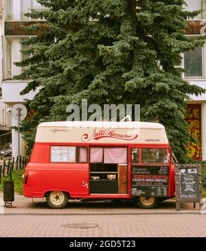 Russische Kiosk gibt es in allen Formen und Größen und verkaufen alles von Kaffee bis Rosen. Stockfoto