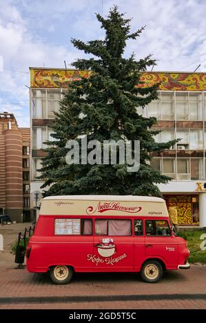 Russische Kiosk gibt es in allen Formen und Größen und verkaufen alles von Kaffee bis Rosen. Stockfoto