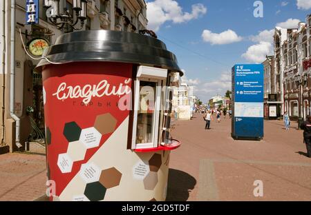 Russische Kiosk gibt es in allen Formen und Größen und verkaufen alles von Kaffee bis Rosen. Stockfoto