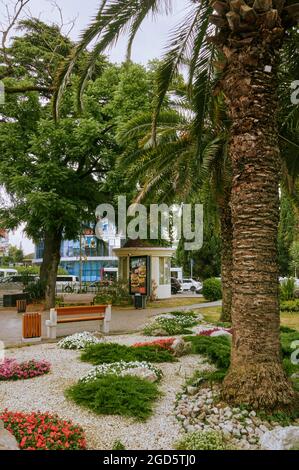 Russische Kiosk gibt es in allen Formen und Größen und verkaufen alles von Kaffee bis Rosen. Stockfoto