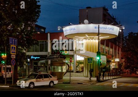 Russische Kiosk gibt es in allen Formen und Größen und verkaufen alles von Kaffee bis Rosen. Stockfoto