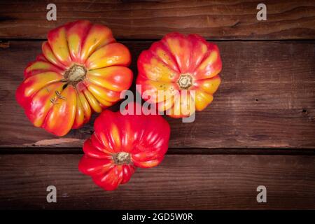 Geerntete frische Tomaten aus schwarzer Kirschsorte in Cocktailgröße auf einer Schüssel in Nahaufnahme Stockfoto