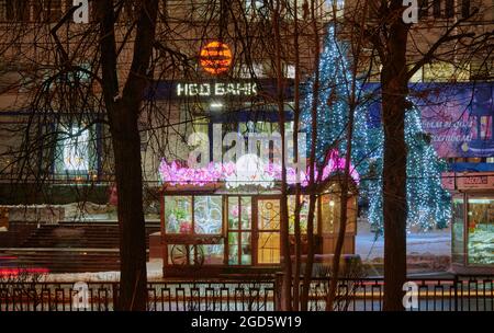 Russische Kiosk gibt es in allen Formen und Größen und verkaufen alles von Kaffee bis Rosen. Stockfoto