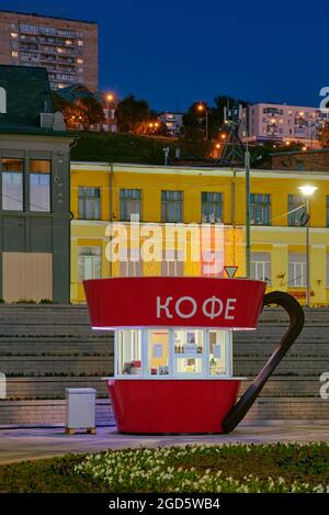 Russische Kiosk gibt es in allen Formen und Größen und verkaufen alles von Kaffee bis Rosen. Stockfoto