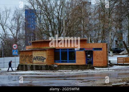 Russische Kiosk gibt es in allen Formen und Größen und verkaufen alles von Kaffee bis Rosen. Stockfoto