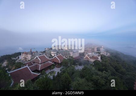 Bana Hills, Danang Vietnam - 22. Mai 2018: Landschaft der Schlösser ist mit Nebel bedeckt bei Bana Hills, Da Nang, Vietnam Stockfoto