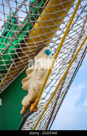 Bremerhaven, Deutschland. August 2021. Die Galionsfigur des 'Alexander von Humboldt II' trägt zur Eröffnung der 'Maritime Days 2021' eine Schutzmaske. Als Attraktion kommen rund 90 Windjammer, Matrosen, Motorschiffe und ein Dampfschiff in die Hafenstadt an der Äußeren Weser. Die Feierlichkeiten dauern fünf Tage bis zum 15. August und es werden bis zu 50,000 Besucher erwartet. Quelle: Sina Schuldt/dpa/Alamy Live News Stockfoto