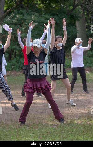 Eine Gruppe asiatischer amerikanischer Frauen mittleren Alters bei einem Tanzkurs in einem Park in Queens, New York. Stockfoto