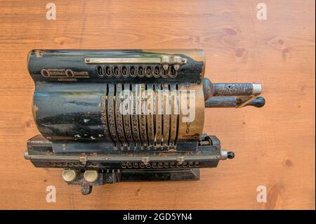 Brno, Tschechien - 30. Juli 2021: Schwedischer Original Odhner Pin-Rad-Rechner Stockfoto