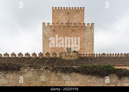 Cuidad Rodrigo Spanien - 05 12 2021: Blick auf die Burg Enrique II, Parador de Ciudad Rodrigo, Fußgängerweg in der mittelalterlichen Festung Stockfoto