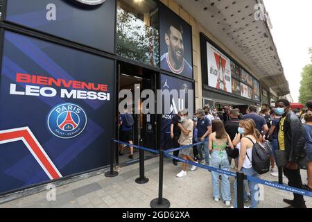 MESSI MANIA IN PARIS STEHEN DIE FANS SCHLANGE Stockfoto