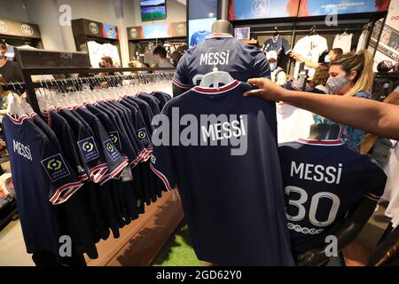 MESSI MANIA IN PARIS STEHEN DIE FANS SCHLANGE Stockfoto