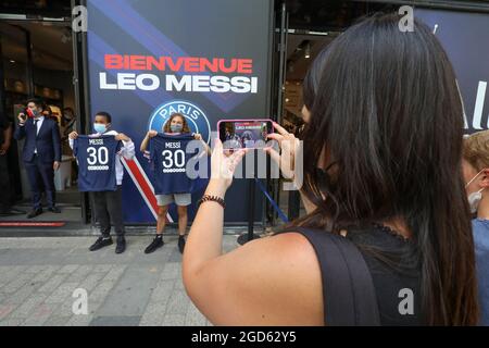 MESSI MANIA IN PARIS STEHEN DIE FANS SCHLANGE Stockfoto