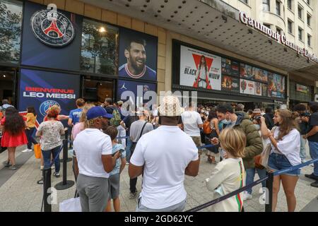 MESSI MANIA IN PARIS STEHEN DIE FANS SCHLANGE Stockfoto