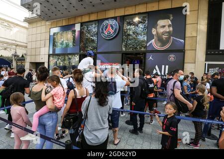 MESSI MANIA IN PARIS STEHEN DIE FANS SCHLANGE Stockfoto